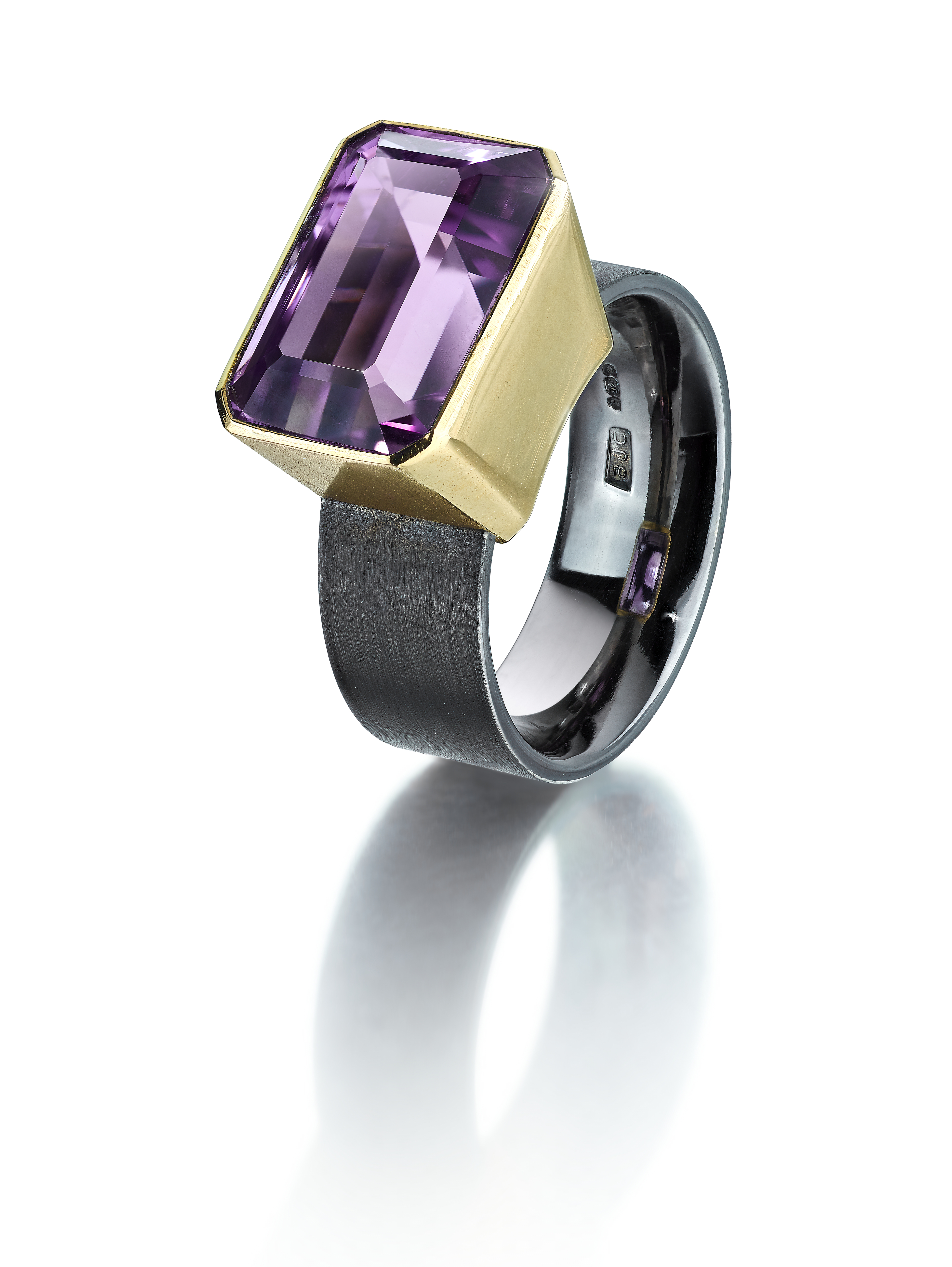 Ring with baguette amethyst