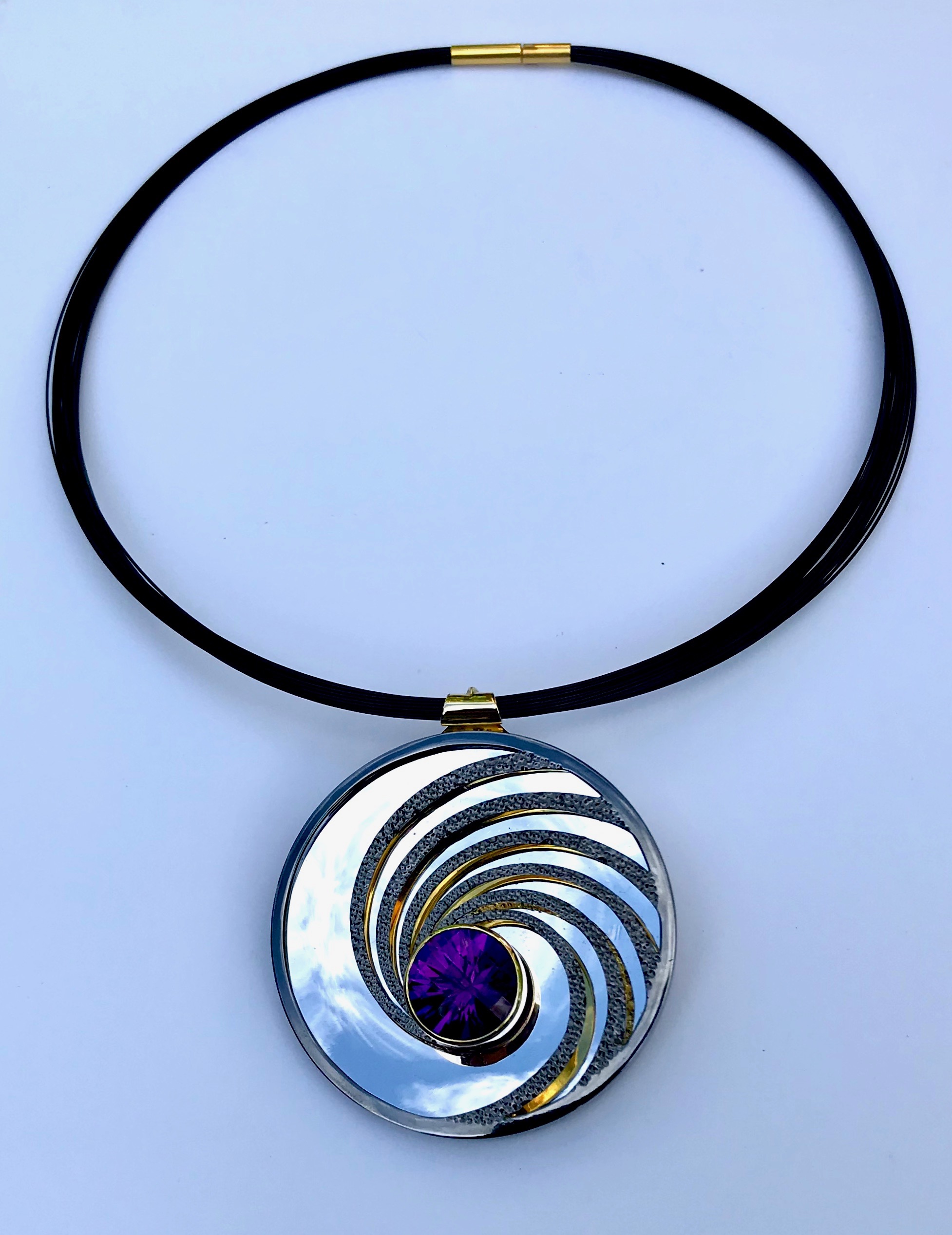 Pendant Spinning on a Star