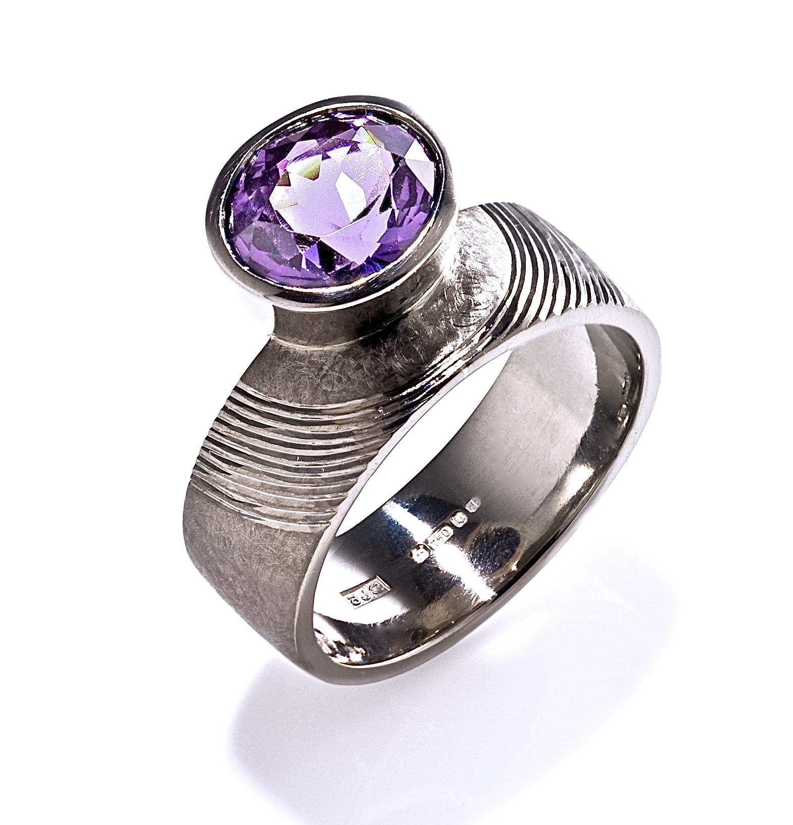 18ct white gold with spinel