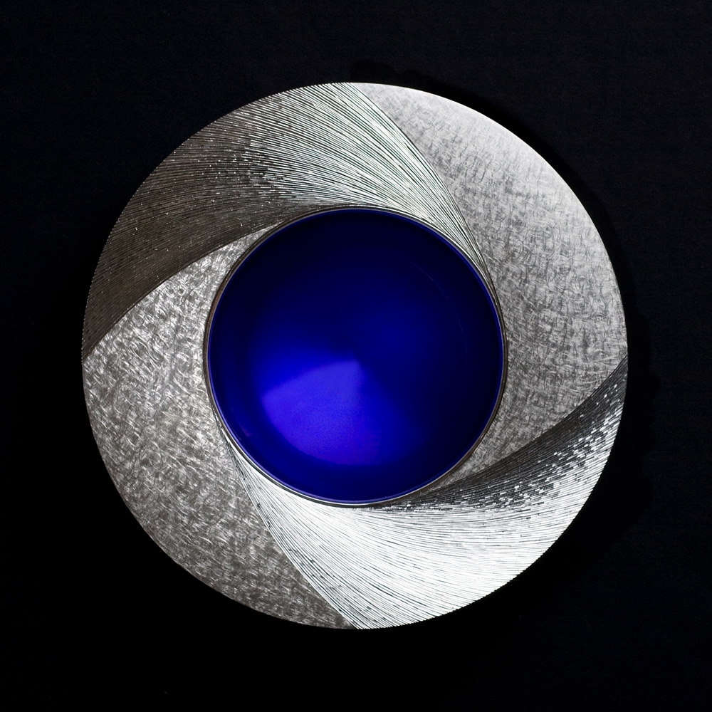 <a href="/jewellery/midnight-bowl-commission-piece-2009-110-mm-diam-silver-hand-engraved-blue-enamel-photo">Midnight Bowl. Commission piece 2009. 110 mm diam. Silver, hand engraved, blue enamel. Photo : Simon Armitt</a>